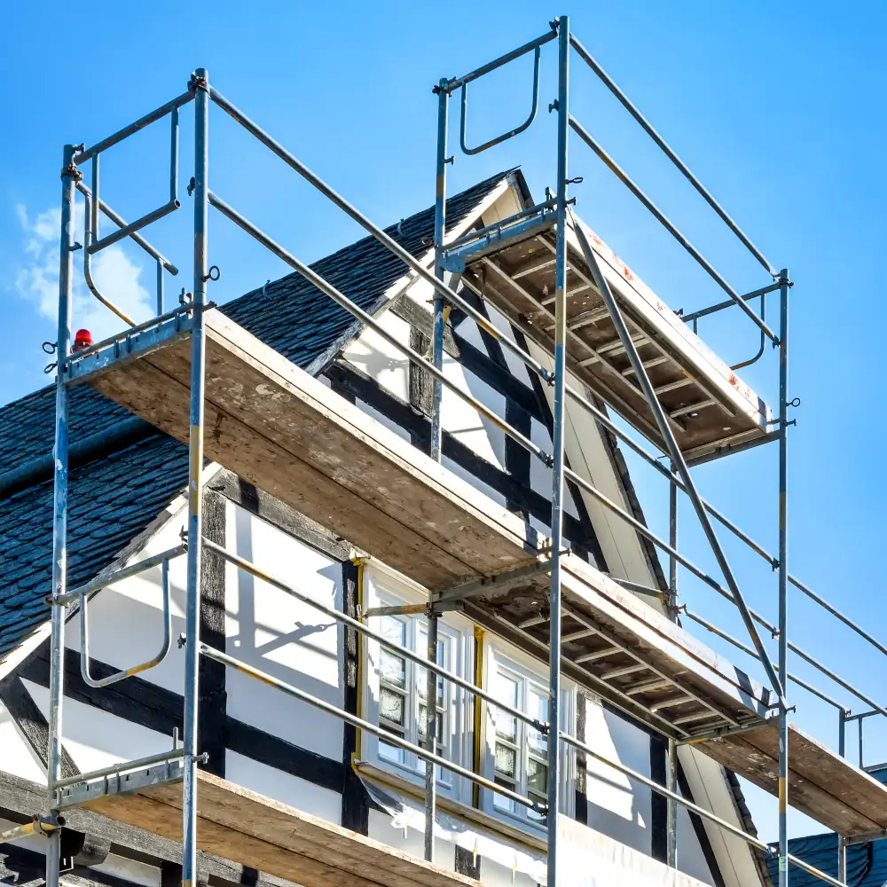Ein Baugerüst steht fertig aufgebaut an einem Haus Ein Baugerüst steht fertig aufgebaut an einem Haus